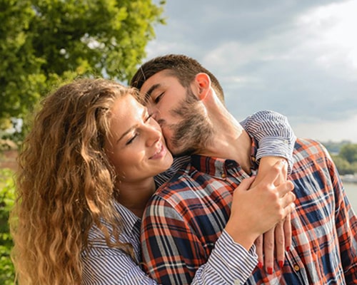 couple kissing